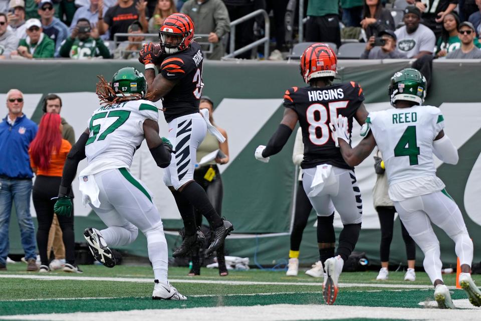 Cincinnati Bengals running back Samaje Perine (34) makes a catch and steps in for a touchdown in the first quarter against the New York Jets.