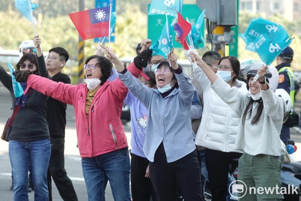 民眾黨總統候選人柯文哲與新竹市長高虹安在台中進行車掃。   圖：張良一 / 攝