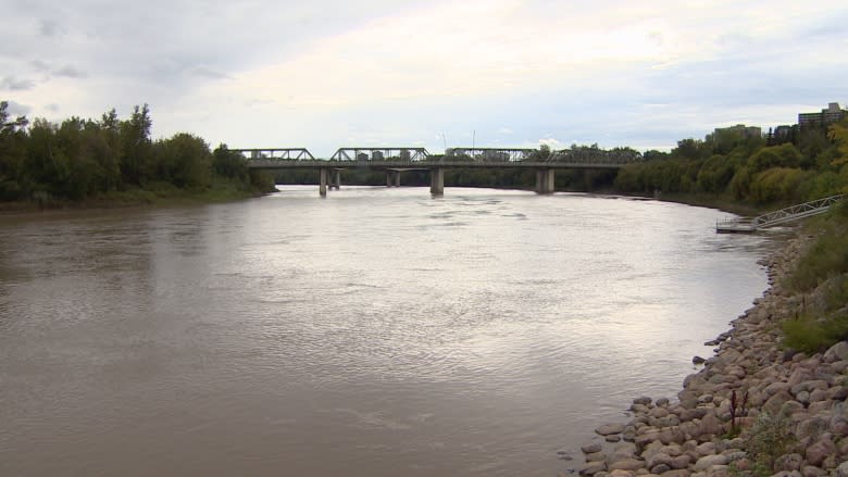 Edmontonians urged to stay away from rising, fast-moving North Saskatchewan River