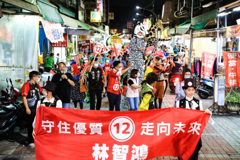 ▲高雄市議員林智鴻今天晚間於鳳山市區舉辦親子踩街活動，，也讓鳳山選舉在一片肅殺、搶救的氛圍中，展露出難得溫馨的氣息。。（圖／記者郭凱杰翻攝）