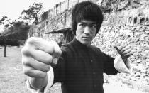 Bruce Lee überlebte die Dreharbeiten von "Der Mann mit der Todeskralle" 1973 nicht. Aufgrund eines Hirnödems und eines epileptischen Anfalls brach er in den Gängen des Studios in Hongkong zusammen. Wenige Wochen später starb die Martial-Arts-Ikone im Alter von 32 Jahren. Noch heute wird über die endgültige Todesursache spekuliert. (Bild: Stanley Bielecki Movie Collection/Getty Images)