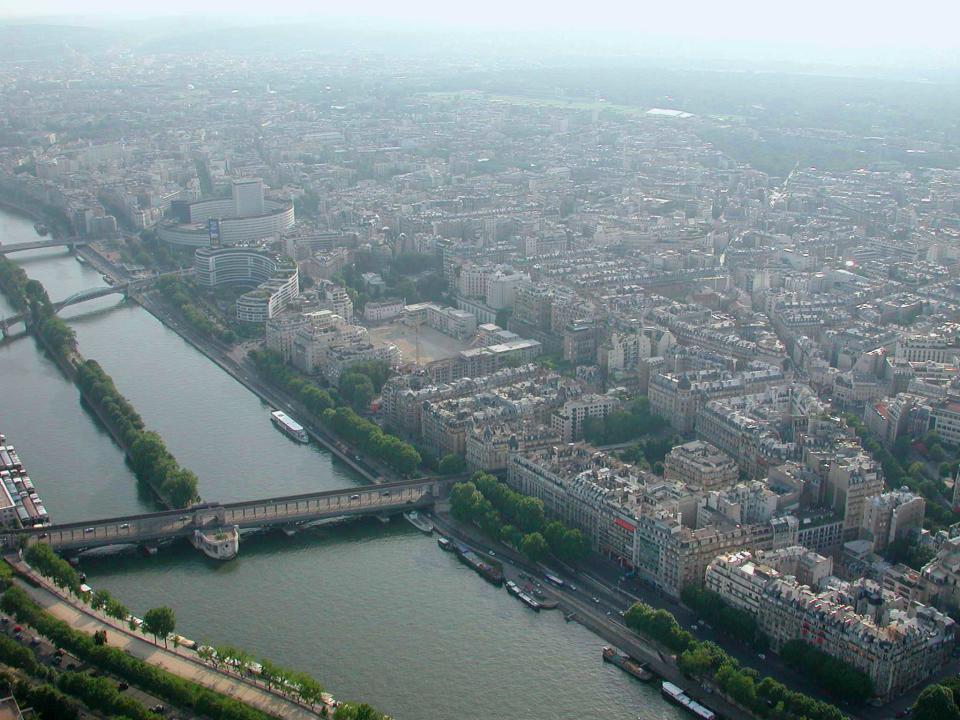 Menikmati Paris dari Menara Eiffel