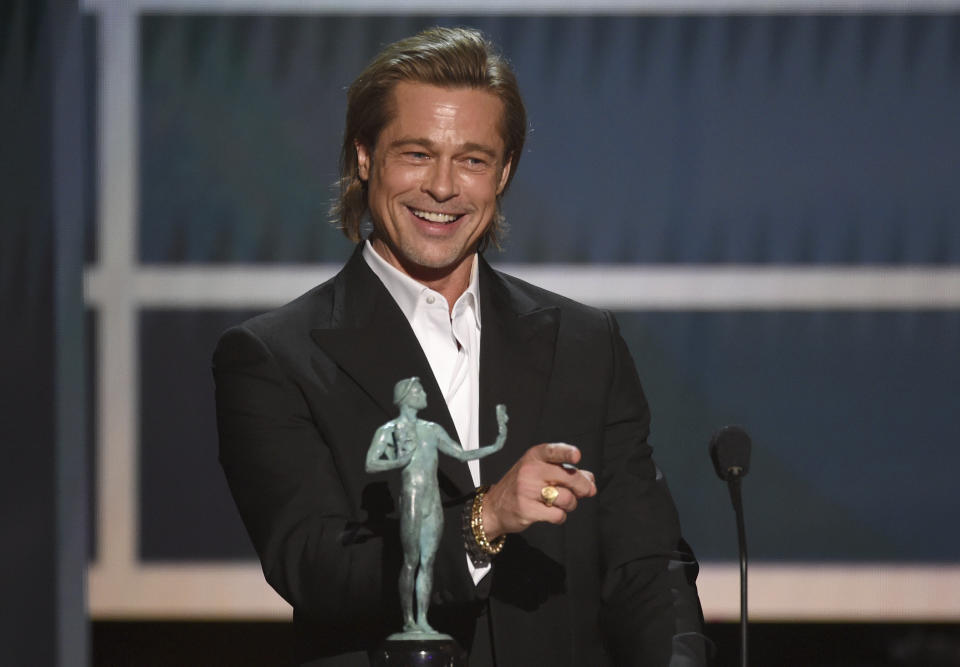 Brad Pitt recibe el Premio SAG al mejor actor de reparto por "Once Upon a Time in Hollywood", el domingo 19 de enero del 2020 en Los Angeles. (AP Foto/Chris Pizzello)