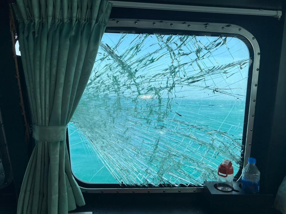 駕駛艙玻璃破碎。海巡署艦隊分署提供