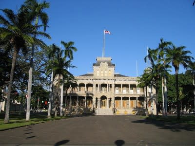 800px-Iolani_Palace