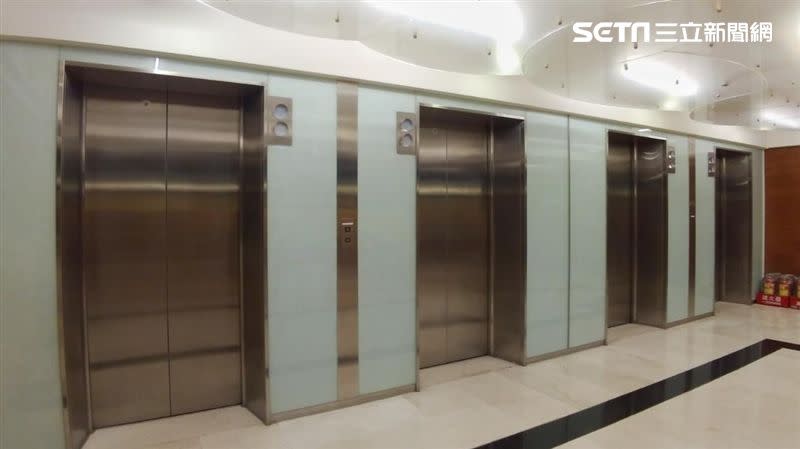 黃邦表示，碰上電梯失速時，網傳的自救方式都沒有用，唯一能做的只有祈禱。（示意圖／記者陳韋帆攝影）