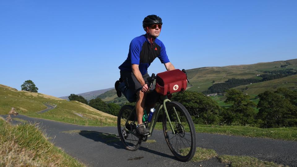 Cyclist using Fjällräven/Specialized handlebar bag and rack