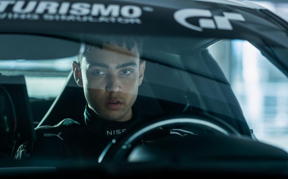 Archie Madekwe (Bild) verkörpert in "Gran Turismo" den Rennfahrer Jann Mardenborough, der sich in der "GT Academy" gegen 90.000 andere Sim-Racer durchsetzte und so die Chance bekam, einmal an einem echten Autorennen teilzunehmen. (Bild: Sony Pictures/2023 CTMG/Gordon Timpen)