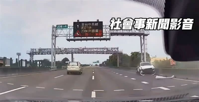 內側車道的白色轎車遭側撞，騰空360度翻滾，最後撞擊到外側護欄。(圖／翻攝自社會事新聞影音)