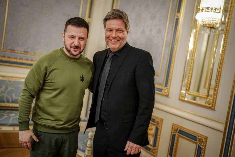 Volodymyr Zelensky (L), President of Ukraine, receives Robert Habeck German Minister for Economic Affairs and Climate Protection, at the presidential palace. Kay Nietfeld/dpa