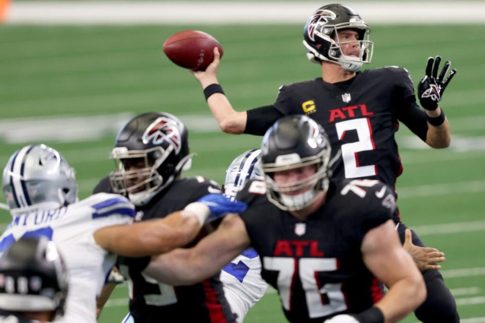 Matt Ryan #2 of the Atlanta Falcons looks for an open receiver against the Dallas Cowboys in the first quarter at AT&T Stadium on September 20, 2020 in Arlington, Texas. (Photo by Tom Pennington/Getty Images)