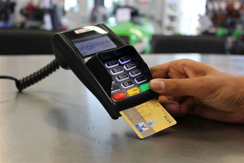 一名女子不慎把信用卡遺留在咖啡店，員工竟拍下信用卡正反面，直接公布在臉書尋找失主，結果慘被盜刷。(圖／PIXABAY）