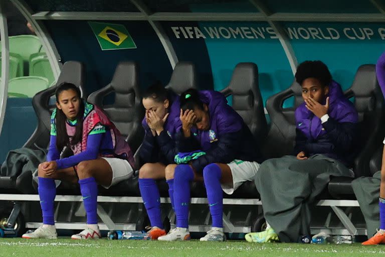 Marta, ya en el banco de suplentes, se toma la cabeza durante el partido ante Jamaica en el Mundial de Australia y Nueva Zelanda