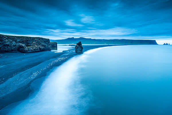 <p>Este paraíso de arenas negras se encuentra en Islandia, y es famosa por sus formaciones de columnas basálticas. Foto: Simon Decarpigny-Barreau / Getty Images </p>