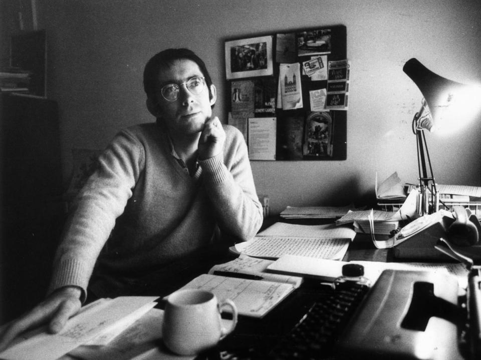 A young McEwan pictured at his desk on 17 December 1979 (Mike Moore/Evening Standard/Getty)