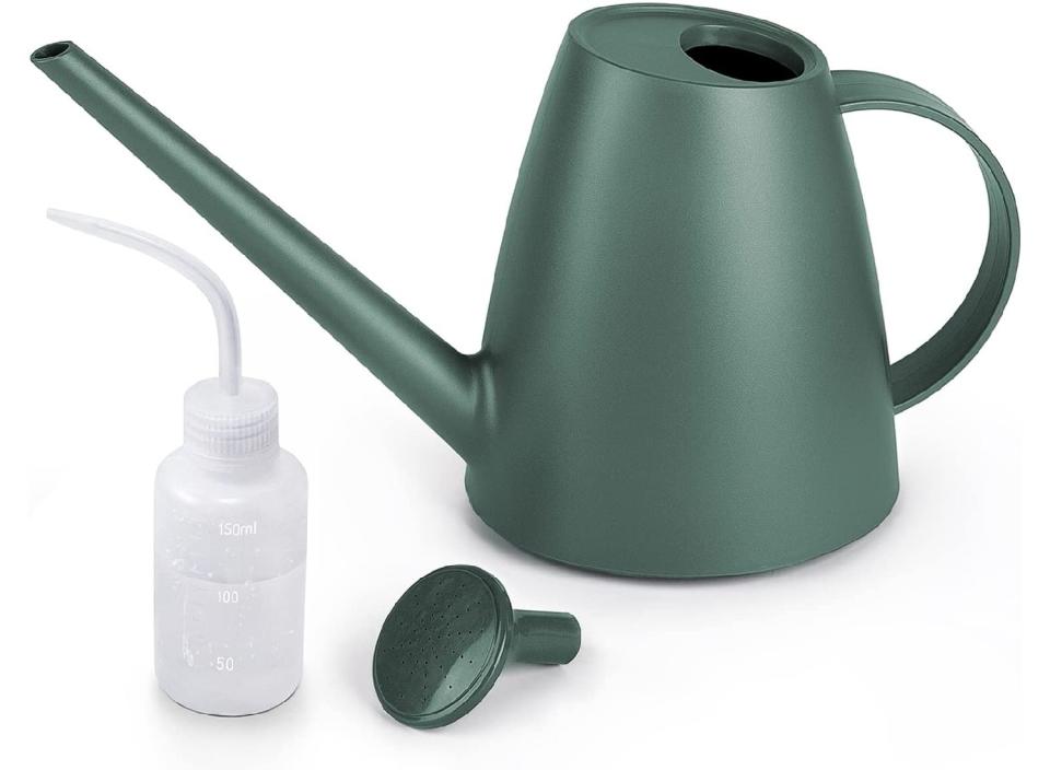 Carry that refreshing nourishment all your delicate plants need. (Source: Amazon)