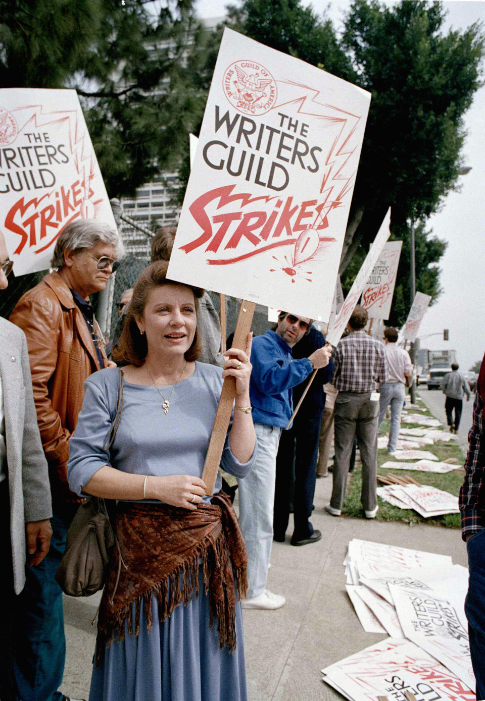 ARCHIVO - La actriz Patty Duke se une a los escritores en huelga protestando en los estudios 20th Century Fox en Los Ángeles el 8 de marzo de 1988, en el primer día de una huelga por regalías y control creativo. (Foto AP/Nick Ut, archivo)