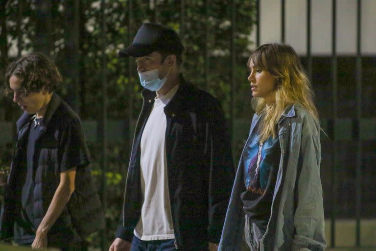 Robert Pattinson y su novia Suki Waterhouse a la salida de una cena en Buenos Aires