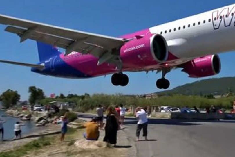 這架A321neo飛機降落希臘小島，但著陸前飛行高度極低，令人感到膽戰心驚。