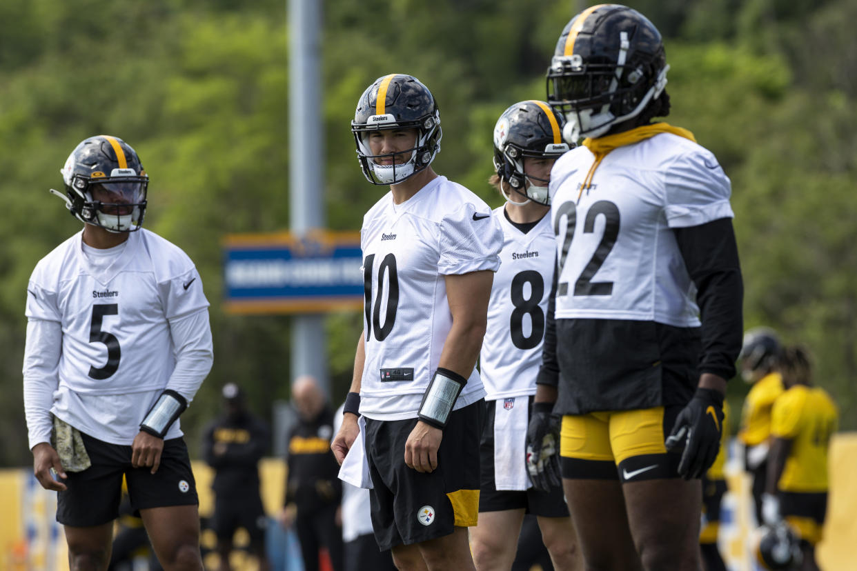 PITTSBURGH, PA - MAY 24: Pittsburgh Steelers quarterback Mitchell Trubisky (10), running back Najee Harris (22), quarterback Kenny Pickett (8), and quarterback Chris Oladokun (5) take part in a drill during the team's OTA practice, Tuesday, May 24, 2022, in Pittsburgh, PA. (Photo by Brandon Sloter/Icon Sportswire via Getty Images)