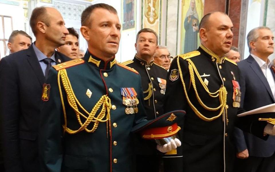Mayor General Popov (izquierda)