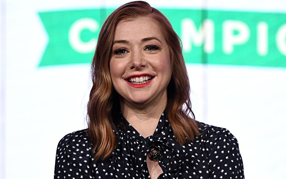 Sie hat zwei Töchter und spielt inzwischen auch Mutter-Rollen: Zuletzt war Alyson Hannigan im US-TV in der Realverfilmung der Disney-Trickserie "Kim Possible" als Mutter zu sehen, in der Umsetzung des Kinderbuchs "Fiona & Ulysses" (auf Disney+ abrufbar) spielte sie ebenfalls die Mutter der Titelheldin. (Bild: Amanda Edwards/Getty Images for Discovery, Inc.)