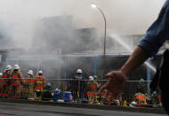 <p>Police manage crowds as firefighters work to extinguish the fire at Tsukiji Fish Market on Thursday, Aug. 3, 2017, in Tokyo. (Photo: Sherry Zheng/AP) </p>