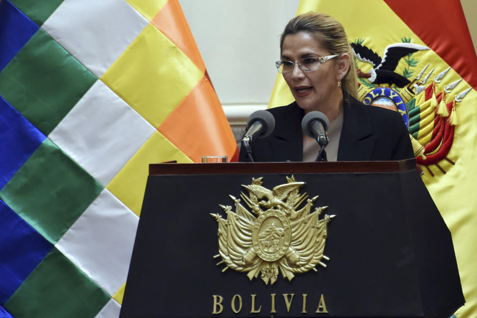 <p>El de Castillo no es el único caso reciente de jefe de gobierno en Sudamérica que acaba arrestado. En un país vecino de Perú, Bolivia, la presidenta Jeanine Áñez fue detenida en 2021 por su participación en la crisis política de 2019 que acabó con la salida de Evo Morales del poder. En 2022 se la condenó a 10 años de cárcel por “resoluciones contrarias a la Constitución y las leyes e incumplimiento de deberes”. (Foto: Aizar Raldes / AFP / Getty Images).</p> 