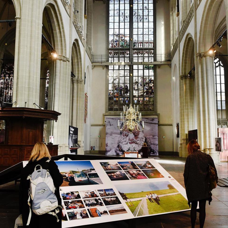 <p>La Nieuwe Kerk de Ámsterdam era una antigua iglesia protestante del siglo XV que estuvo a punto de cerrar a finales de los 70. Sin embargo, se creó una asociación cultural para salvarla que decidió añadir a su función religiosa la de un espacio de exhibiciones y eventos. Ahora es un museo que visitan más de 200.000 personas al año. (Foto: Instagram / @denieuwekerk). </p>