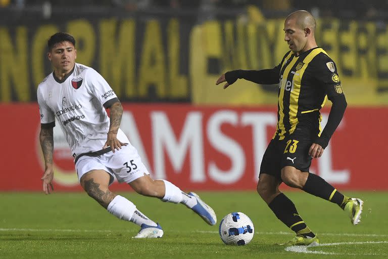 Walter Gargano en acción, en el partido que Peñarol jugó ante Colón este año en Montevideo, por la Copa Libertadores