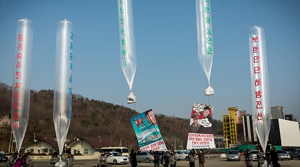 南韓與美國社運人士22日表示，他們在北韓上空以氣球空飄數十萬張傳單至北韓境內，痛批北韓領導人金正恩以及平壤最新的彈道飛彈試射。(圖取自Human Rights Foundation網站)