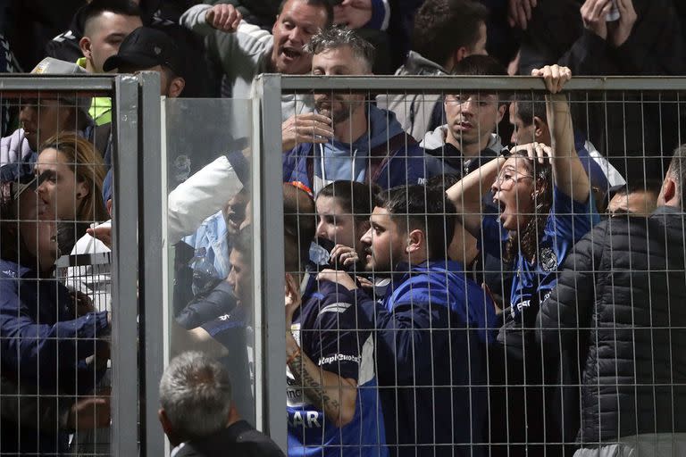 Apretujones, puertas cerradas, desesperación: así se vivió en una tribuna de Gimnasia el descontrol que rodeó al partido contra Boca por la Liga Profesional de Fútbol.