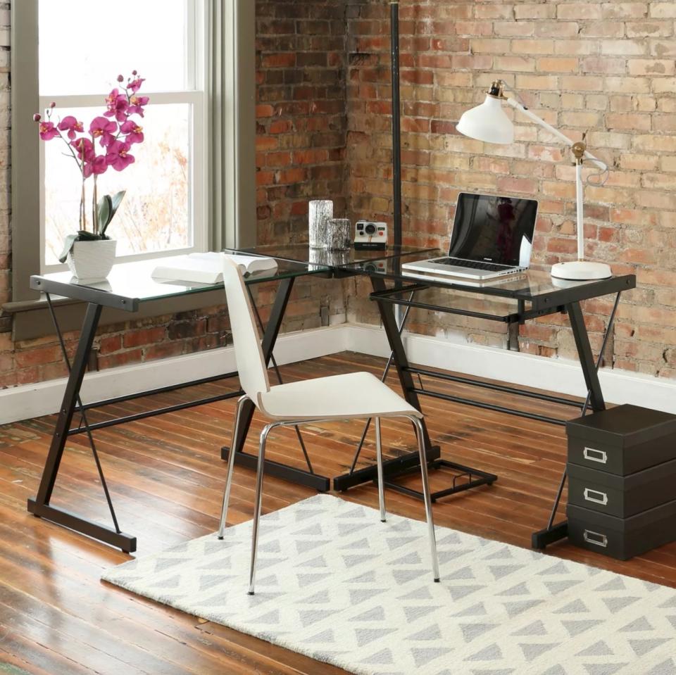 The L shaped desk with keyboard tray