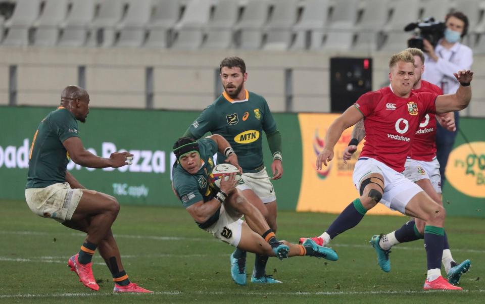 Duhan van der Merwe trips Cheslin Kolbe 