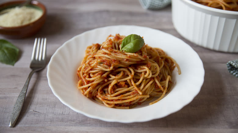 Servire gli spaghetti e la salsa di pomodoro 