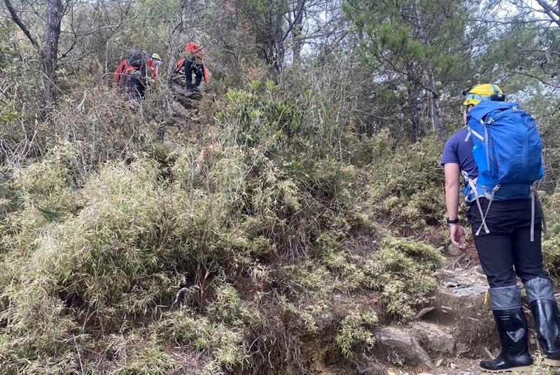 吳姓男登山客16日於阿里山鄉玉山前峰三角點附近突然倒地不起，其他山友見狀協助急救，嘉義縣消防局獲報也立即前往救援。（圖／嘉義縣消防局提供）