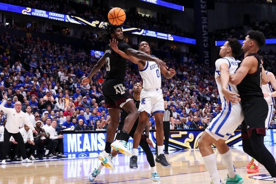 Kentucky’s Rob Dillingham (0) drives against Texas A&M’s Solomon Washington (13) in Nashville on Friday night. Dillingham led Kentucky with 27 points.