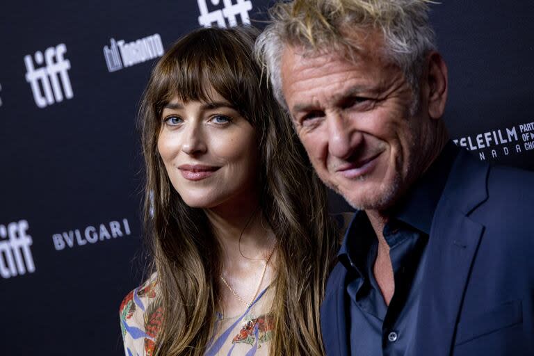 Dakota Johnson y Sean Penn en la premiere de su película Daddio en el festival de Toronto, en septiembre último; Penn afirma que el rodaje de esta, su última película, fue el más disfrutable de los últimos 15 años