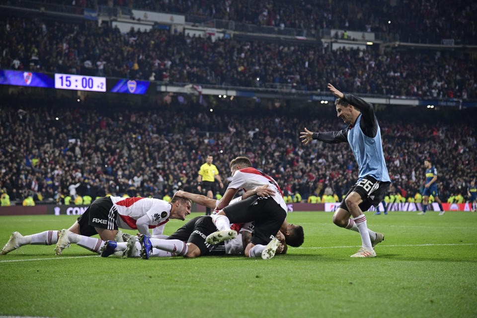 Jugadores de River celebran en el Santiago Bernabéu. | Foto: Getty