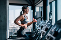 Una buena manera de distraerse cuando trabajas desde casa es practicar ejercicio cada día, ya sea en el gimnasio o saliendo a pasear o correr. Puedes hacerlo a primera hora de la mañana antes de empezar o, si eres de los que no le gusta madrugar demasiado, al terminar tu jornada. (Foto: Getty Images).