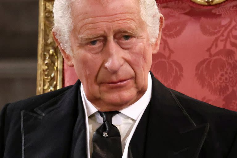 El rey Carlos III sentado en Westminster Hall, donde la Cámara de los Lores y la Cámara de los Comunes se reunieron el 12 de septiembre para expresar sus condolencias, tras la muerte de la reina Isabel II. 