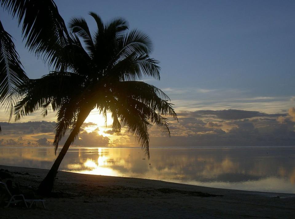 人間淨土失守 庫克群島疫情以來首見確診。圖為庫克群島愛圖塔基的夕陽。(圖：維基百科)