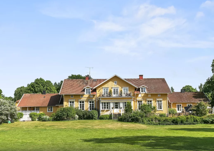 Dating back to the 14th century, Toftaholm Herrgård is believed to be haunted by a ghost of a boy who committed suicide in the room with number 324. The boy was in love with the daughter of the baron who owned the property but she was forced to marry another man, and the boy hanged himself the day of the wedding. Guests of the hotel, report also strange noises and windows and doors found closed by themselves, while they were left open. Photo: <a href="https://www.expedia.com.au/Vittaryd-Hotels-Toftaholm-Herrgard.h520241.Hotel-Information" rel="nofollow noopener" target="_blank" data-ylk="slk:Expedia;elm:context_link;itc:0;sec:content-canvas" class="link ">Expedia</a>