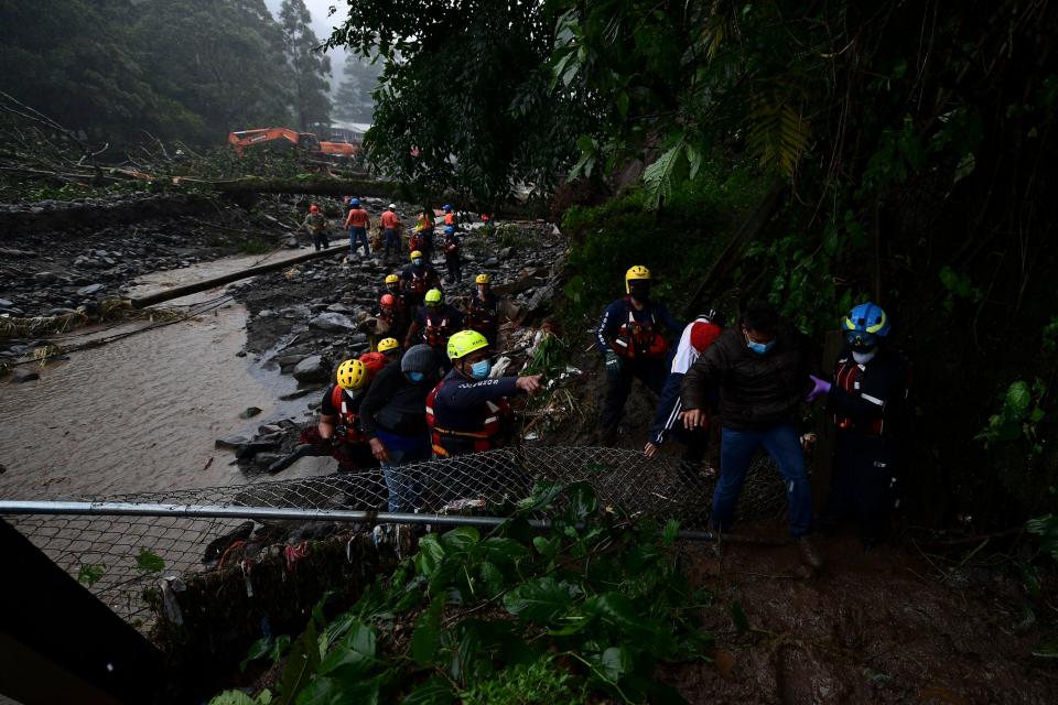 L’NHC prevede che Eta possa acquistare potenza sulle calde acque del Mar dei Caraibi, e che minaccerà il Messico sud-orientale nel fine settimana, quindi Cuba, Giamaica, Isole Cayman e il sud della Florida. In Guatemala, sono stati aperti rifugi per accogliere le vittime, come a Morales (nord-est). Allarme rosso anche in Honduras. (Photo by LUIS ACOSTA/AFP via Getty Images)