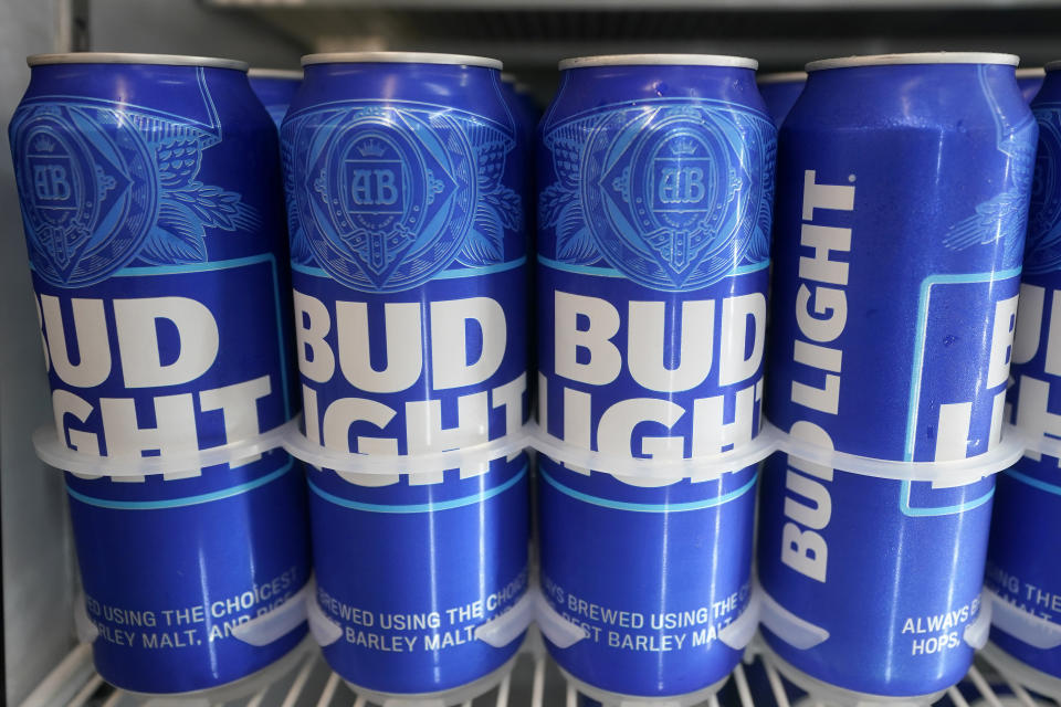 Latas de Bud Light se enfrían dentro de un refrigerador, el viernes 28 de abril de 2023, en Oakland, California. (AP Foto/Jeff Chiu)