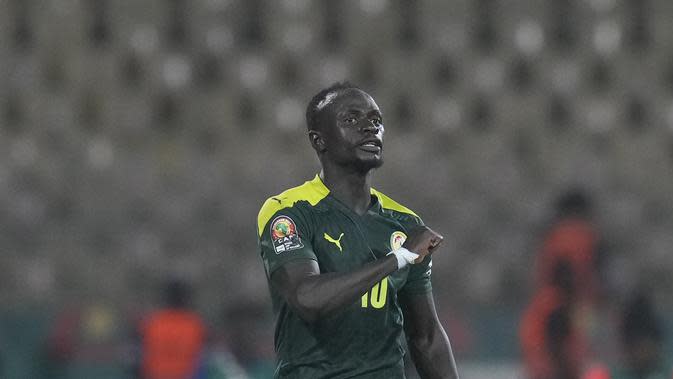 Penyerang Senegal, Sadio Mane berselebrasi usai mencetak gol ke gawang Burkina Faso pada pertandingan semifinal Piala Afrika 2022 di stadion Ahmadou Ahidjo di Yaounde, Kamerun, Kamis (3/2/2022). Senegal menang atas Burkina Faso 3-1 dan lolos ke final. (AP Photo/Themba Hadebe)