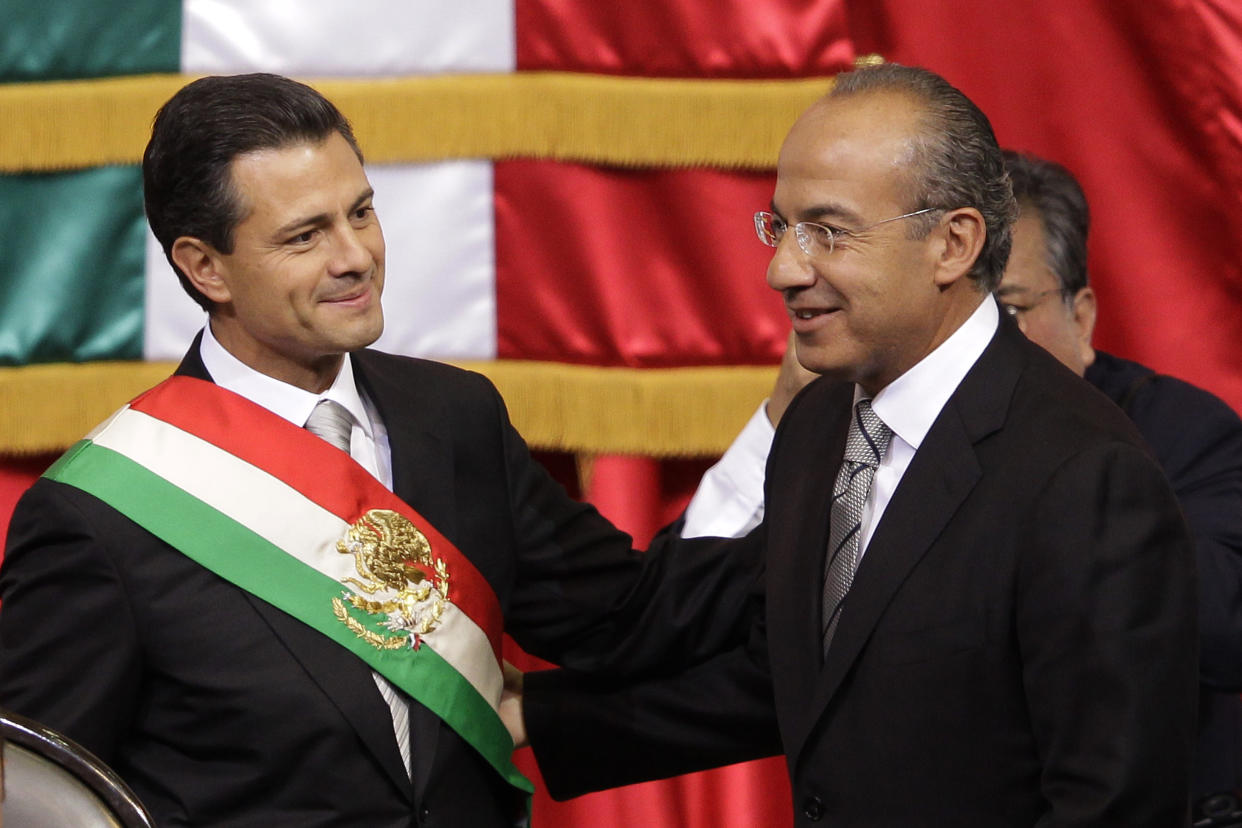 El expresidente de México, Enrique Peña, felicitado por el expresidente Felipe Calderón, cuando tomó juramento del cargo en 2012. (AP Photo/Alexandre Meneghini)