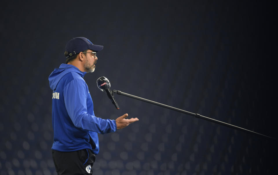 En foto de archivo del 14 de junio del 2020 el entrenador del Schalke de la Bundesliga David Wagner en entrevista antes del juego ante el Bayer Leverkusen. El martes 8 de julio del 2020 mientras los deportes estadounidenses se preparan para volver, los periodistas tendrán que encontrar nuevos enfoques a pesar del acceso reducido. (Ina Fassbender/Pool via AP, File)