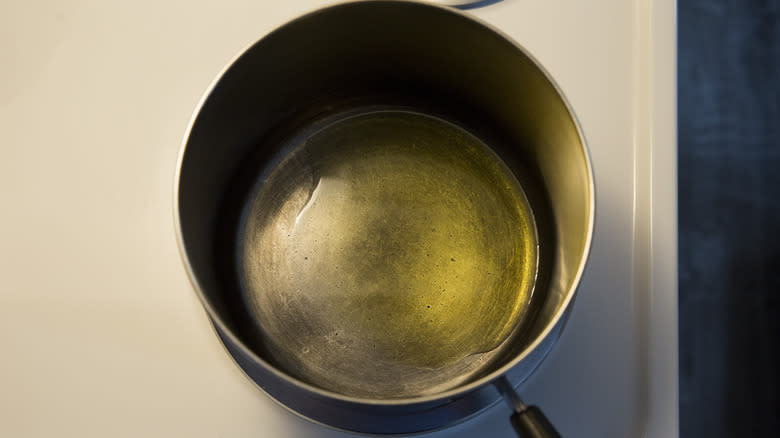 Scaldare l'olio d'oliva in una padella 