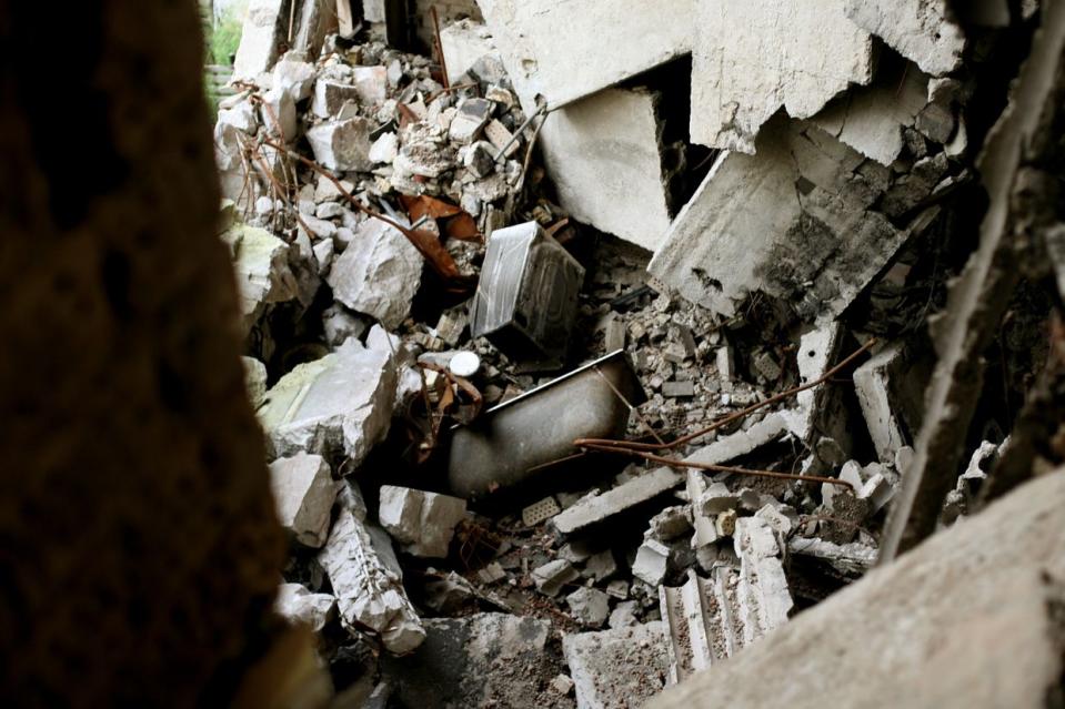 A bath remains in the ruins of an apartment block in Hostomel. Aug. 30, 2022 (Dominic Culverwell/ the Kyiv Independent)